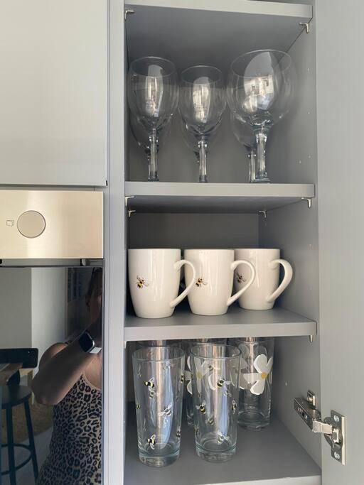 2 Bedroom Flat In Kensington. Apartment