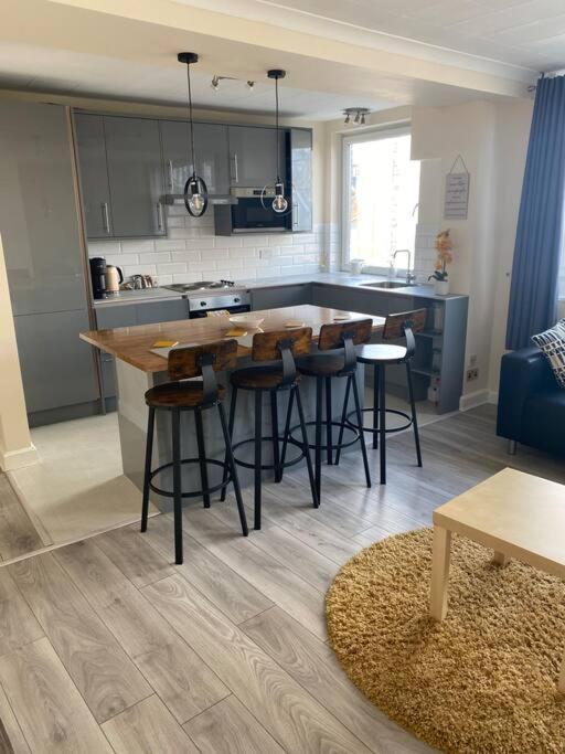 Apartment 2 Bedroom Flat In Kensington.