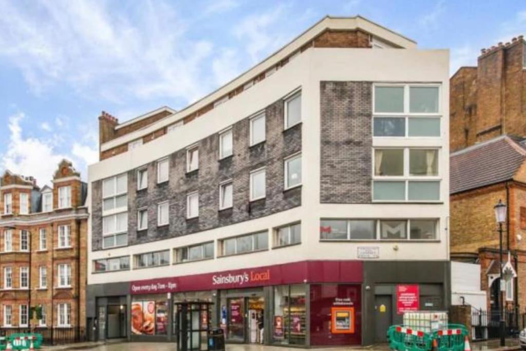 2 Bedroom Flat In Kensington. Apartment