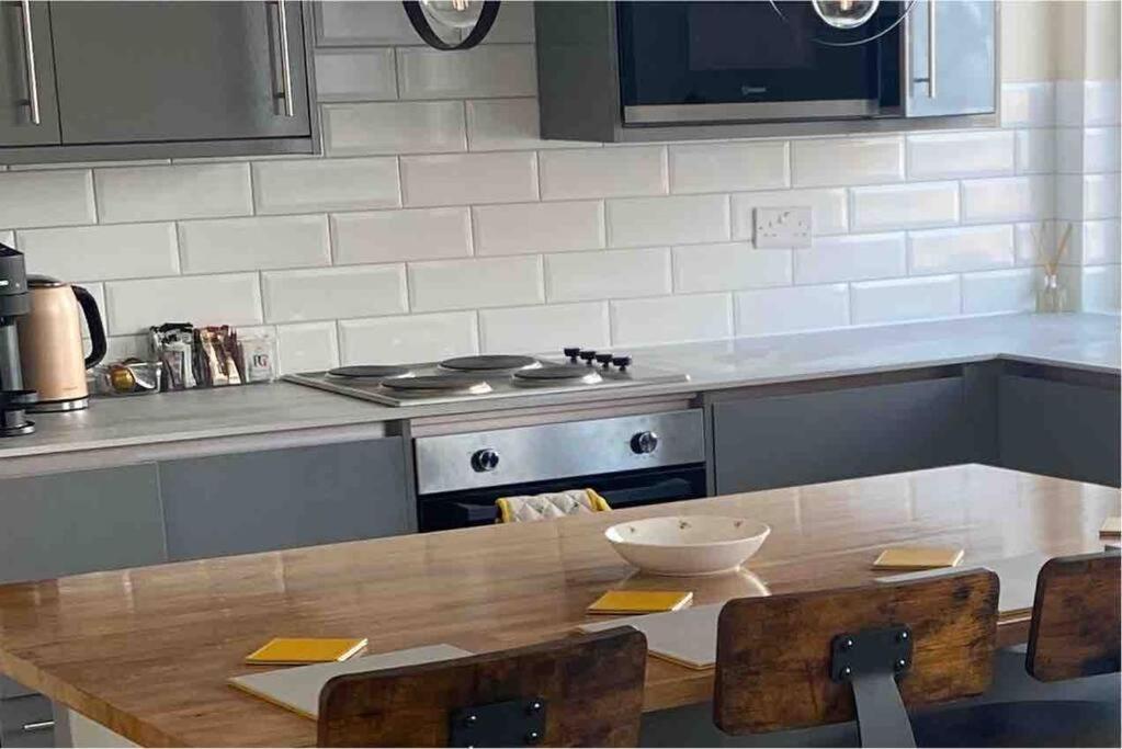 2 Bedroom Flat In Kensington. Apartment *