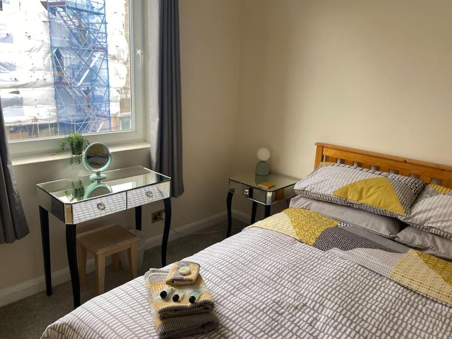 2 Bedroom Flat In Kensington. * London