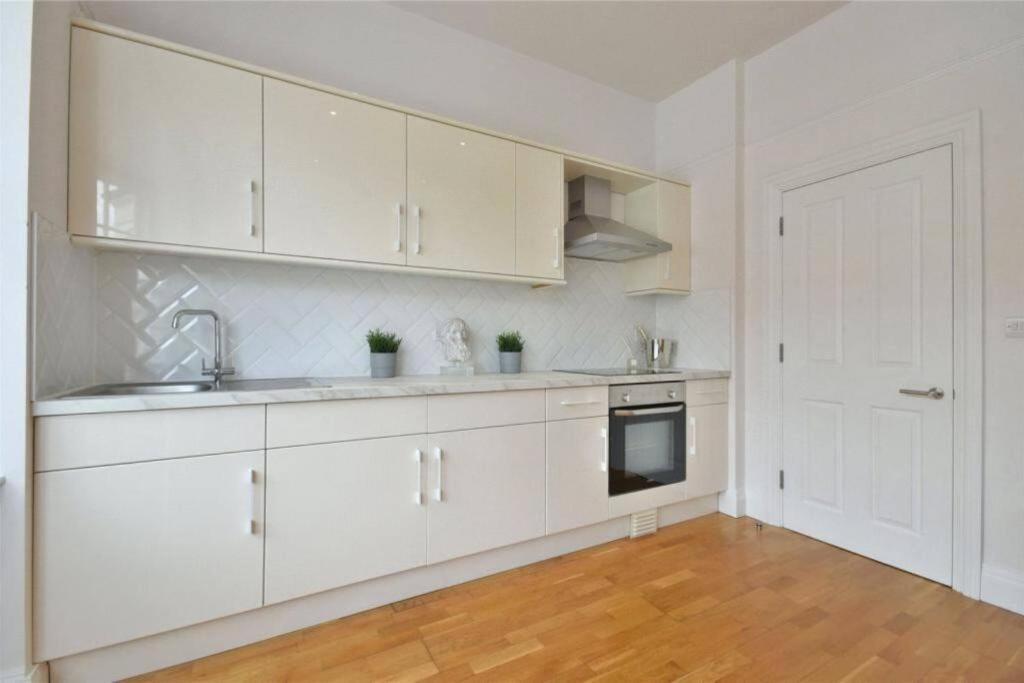 Luxury 3 Bed - Huge Outdoor Terrace & Amazing Transport Links Lejlighed