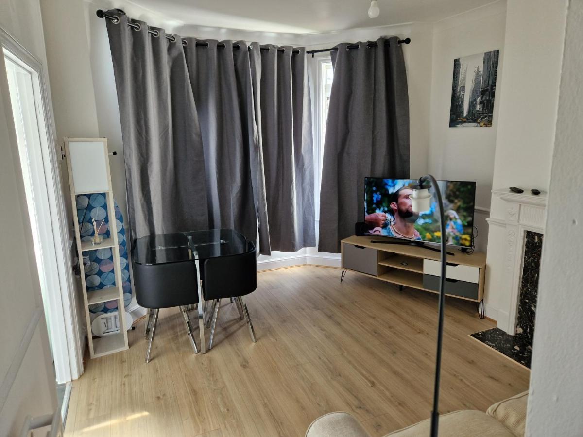 A Lovely One Bedroom In Hither Lane Leilighet