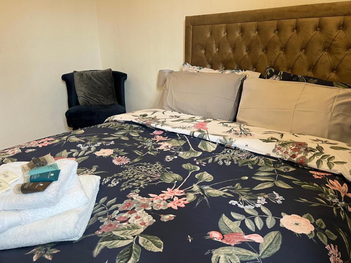 Grand Bleu - - Next To Piccadilly Line Tube Station & Brand New Facilities Londen