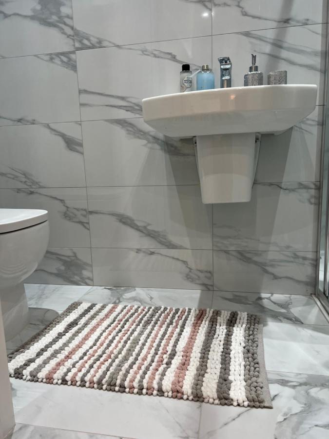 Grand Bleu - - Next To Piccadilly Line Tube Station & Brand New Facilities Londen