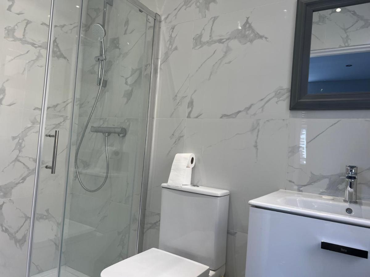 Grand Bleu - - Next To Piccadilly Line Tube Station & Brand New Facilities Hotel Londen