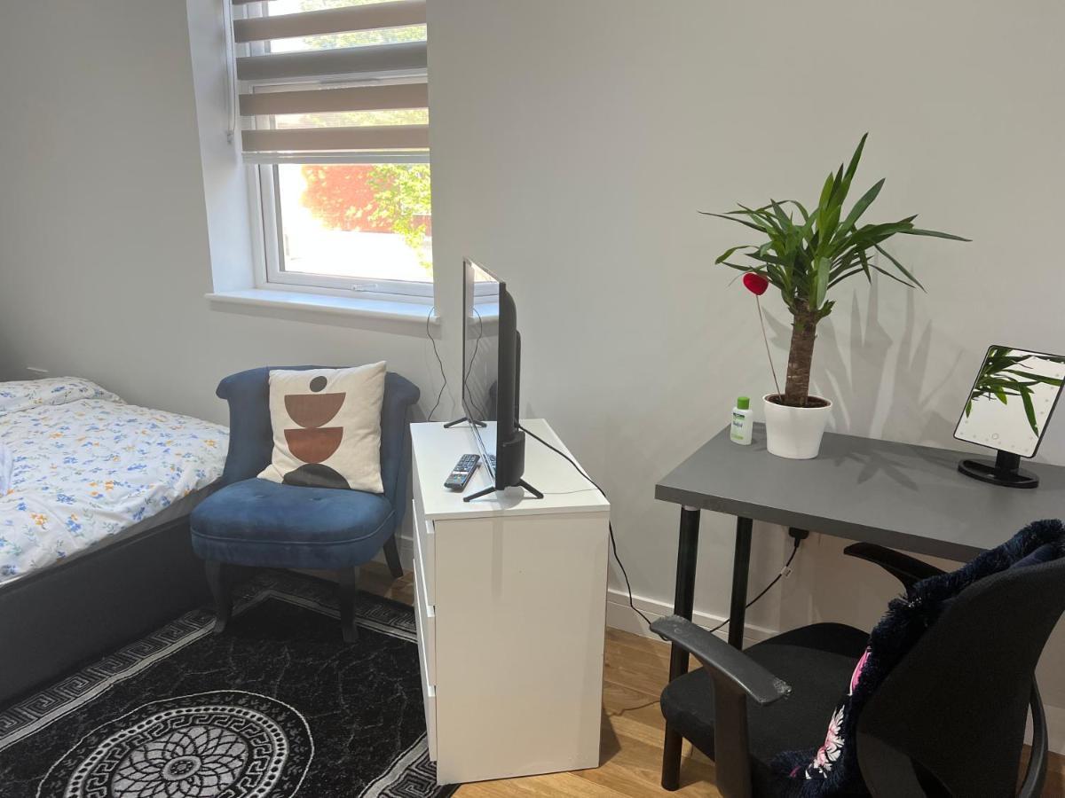 Grand Bleu - - Next To Piccadilly Line Tube Station & Brand New Facilities Londen
