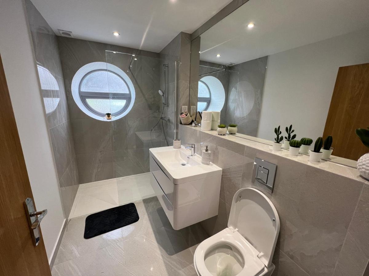 C5, Spacious 3 Bedroom Flat In Wembley Leilighet