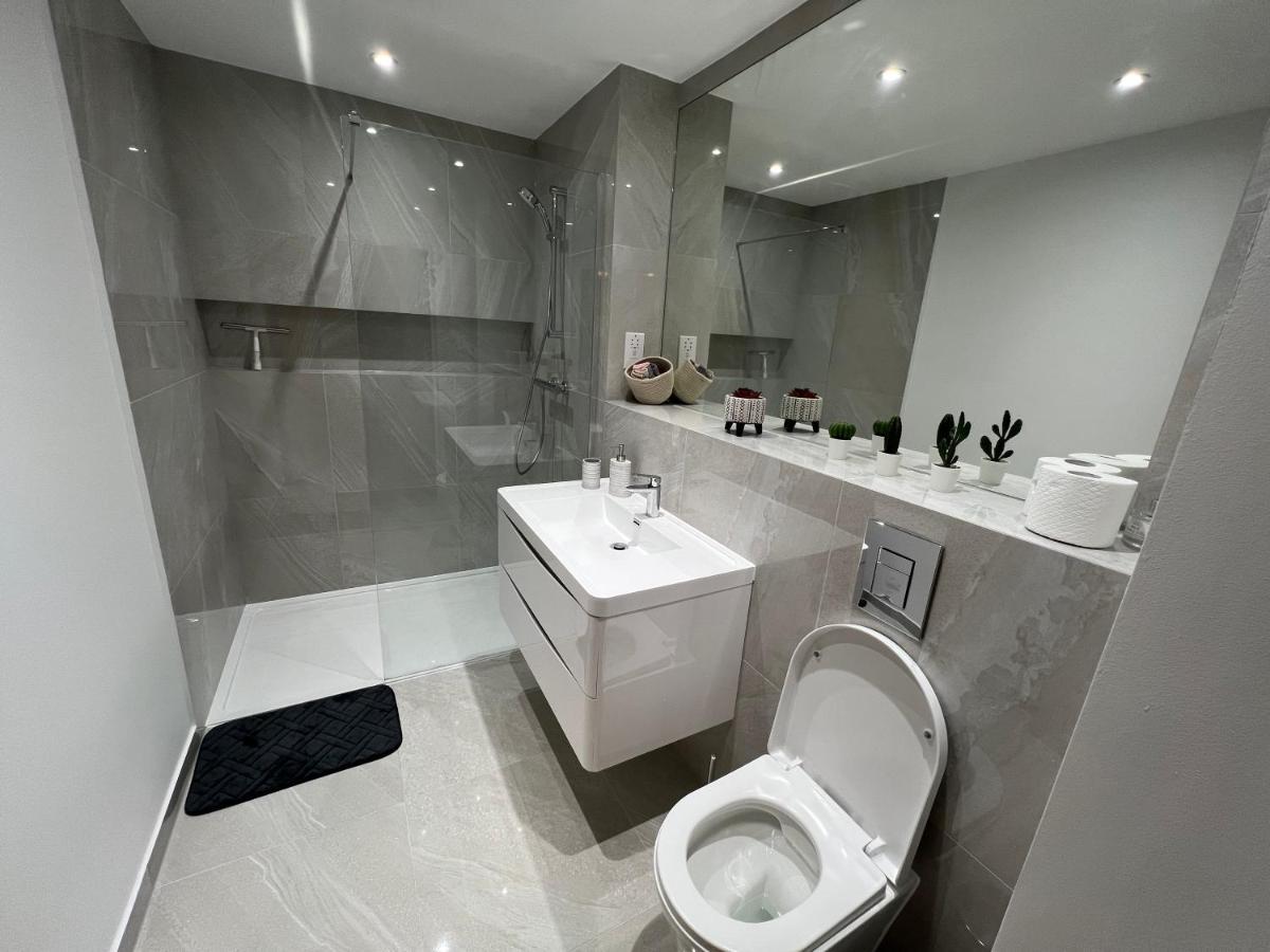 C5, Spacious 3 Bedroom Flat In Wembley Leilighet