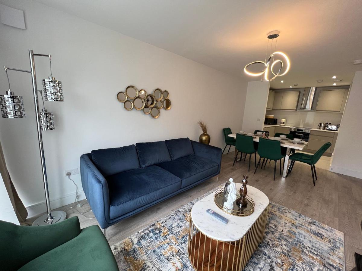 C5, Spacious 3 Bedroom Flat In Wembley Leilighet *