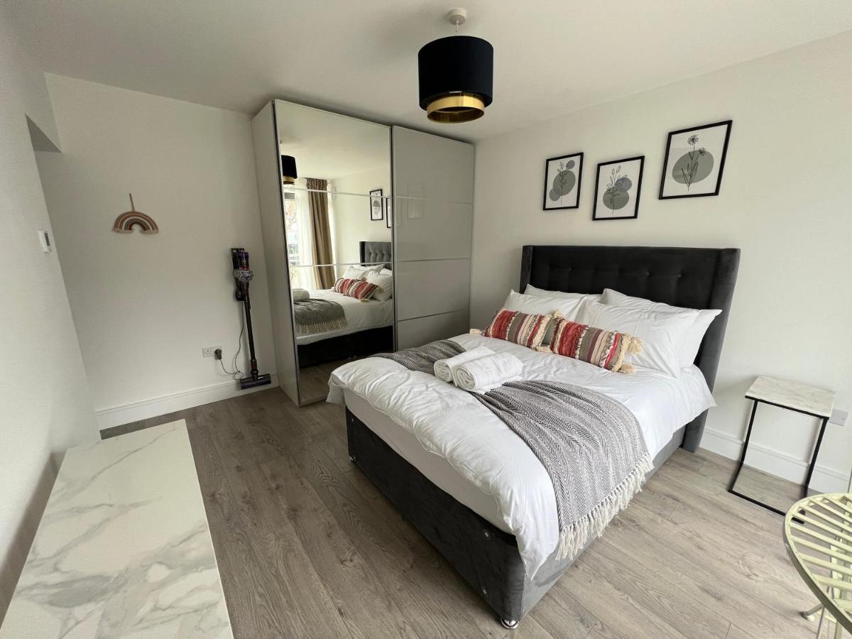 C5, Spacious 3 Bedroom Flat In Wembley Leilighet London