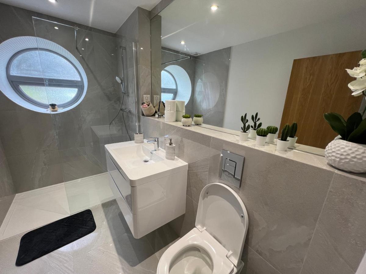 C5, Spacious 3 Bedroom Flat In Wembley Leilighet