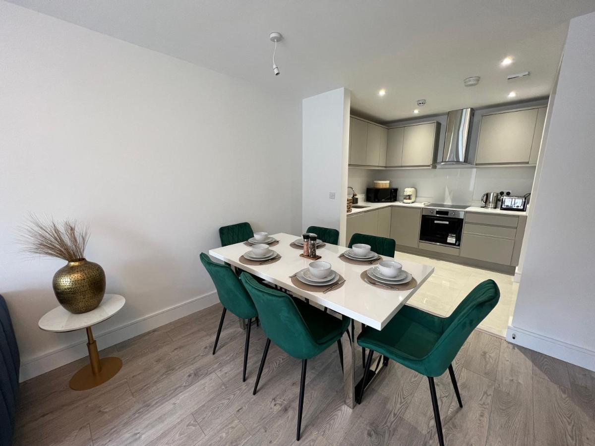 C5, Spacious 3 Bedroom Flat In Wembley Leilighet *