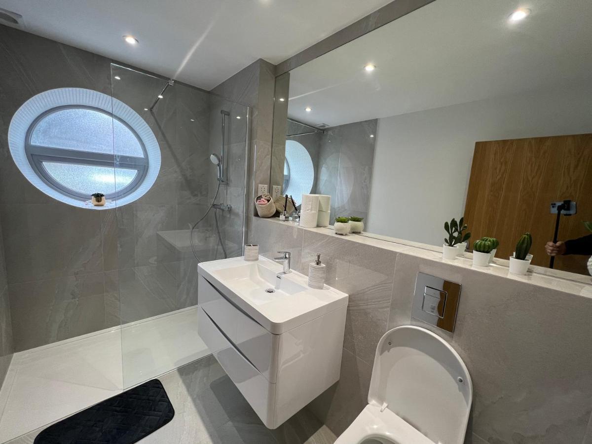 C5, Spacious 3 Bedroom Flat In Wembley Leilighet *