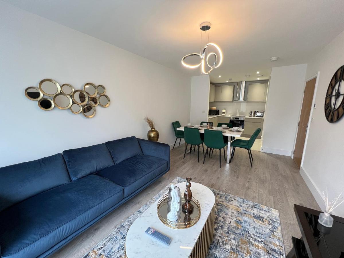 C5, Spacious 3 Bedroom Flat In Wembley Leilighet London