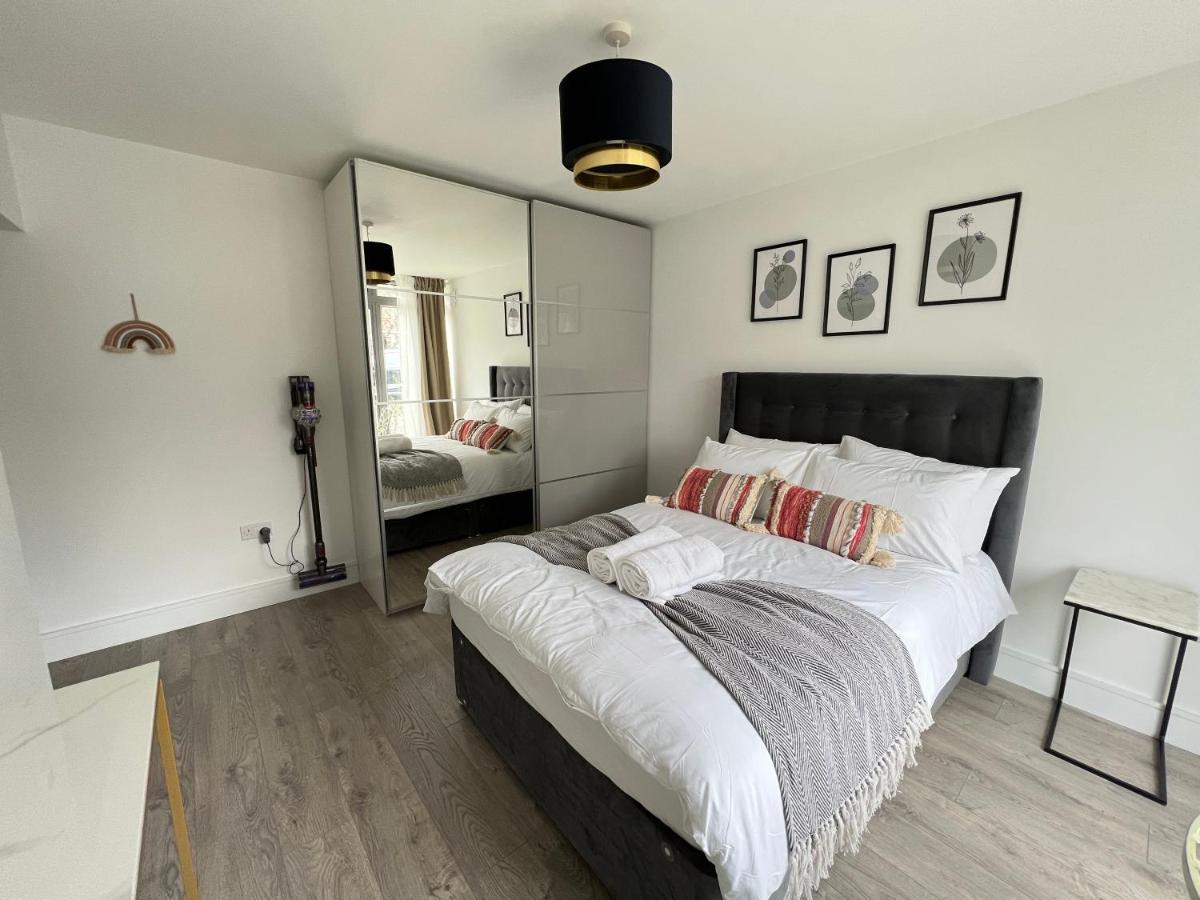 C5, Spacious 3 Bedroom Flat In Wembley Leilighet London