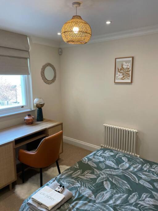 Whole House, Ensuite & Garden, 3 Bedrooms Feriehus