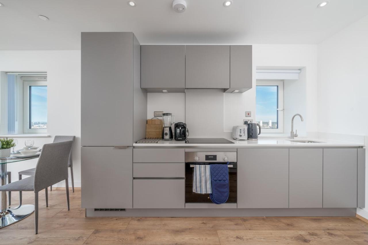 Apartment Skyvillion: Thames View Near Attractions *