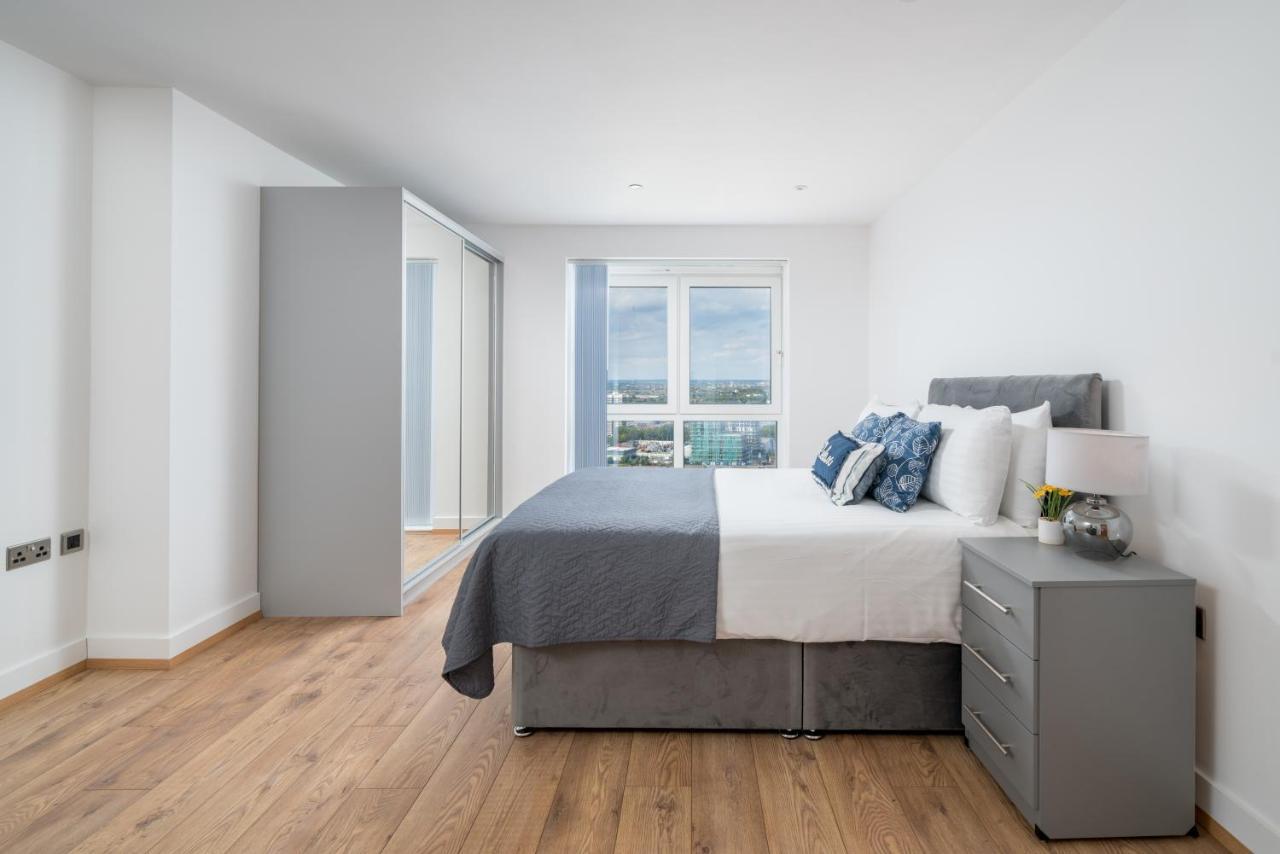 Skyvillion: Thames View Near Attractions Apartment