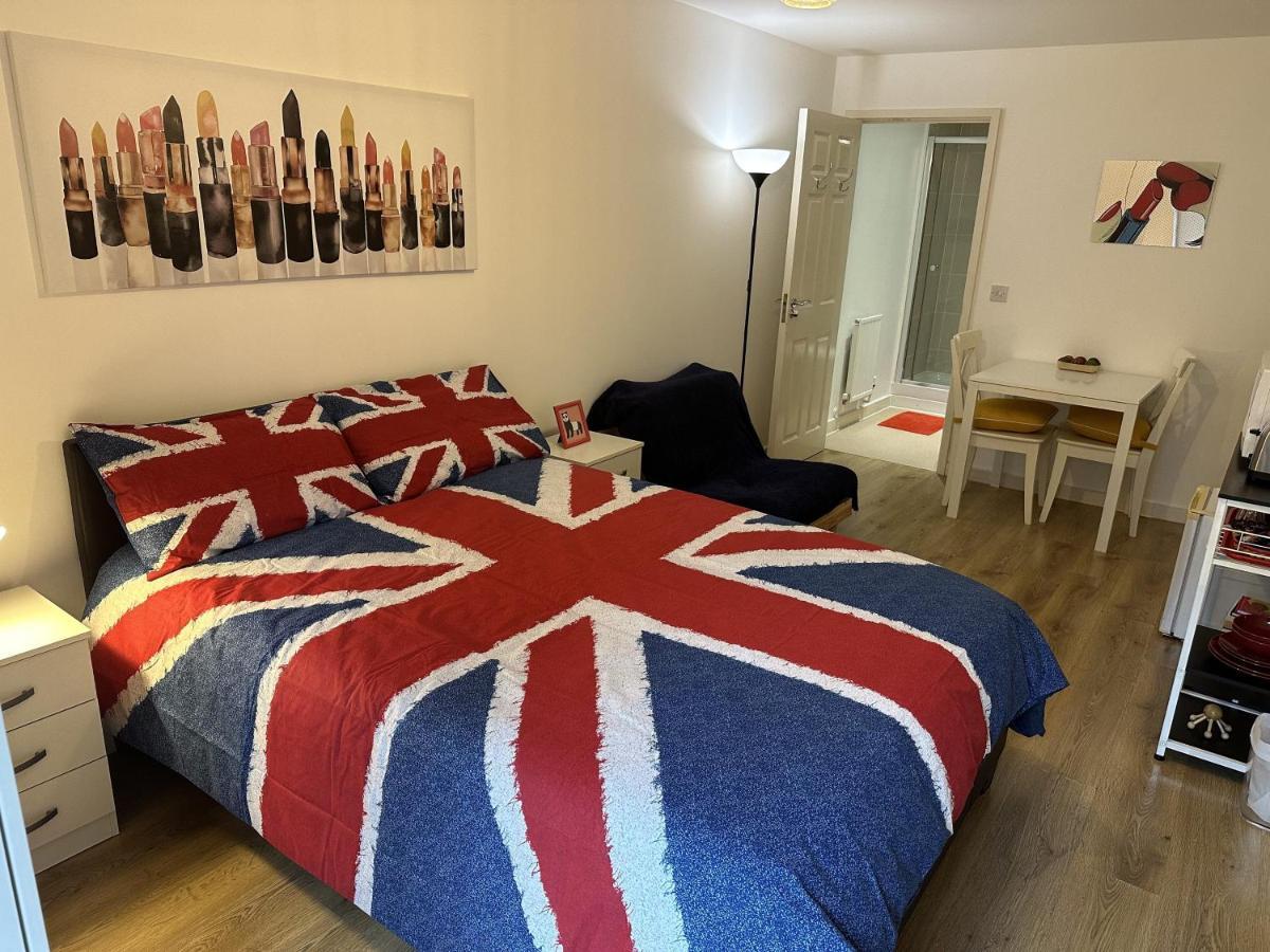 Modern, Large Independent With En-suite Bathroom In Private Owned *