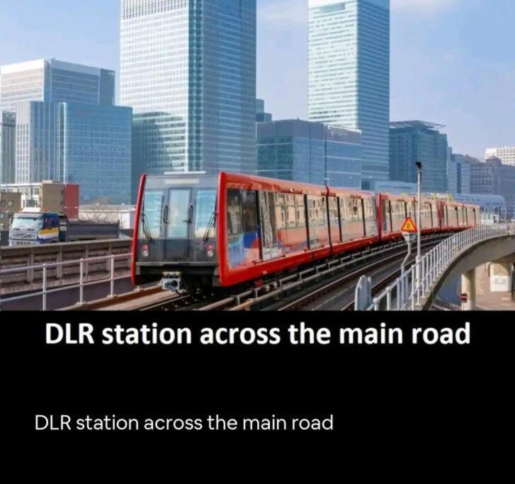 Snuggle - Riverside - Views Over Looking River Thames, Close To O2 Arena, Excel, Airport, Thames Clipper- River Boat Service, Woolwich Ferry, Onsite Parking, Twin Option Available * London