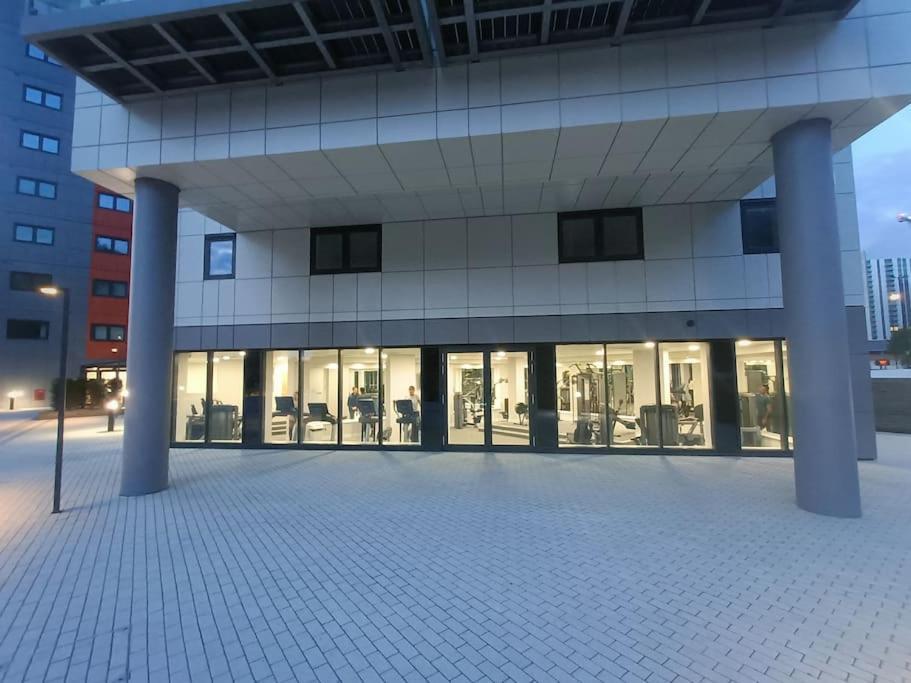 Snuggle - Riverside - Views Over Looking River Thames, Close To O2 Arena, Excel, Airport, Thames Clipper- River Boat Service, Woolwich Ferry, Onsite Parking, Twin Option Available London