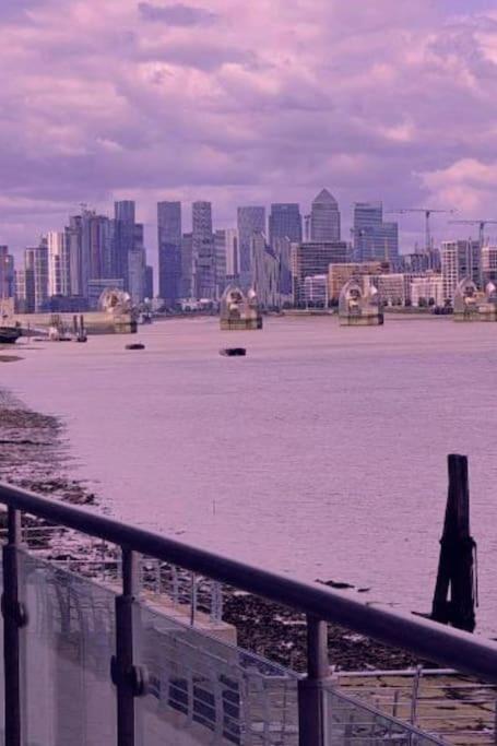 Snuggle - Riverside - Views Over Looking River Thames, Close To O2 Arena, Excel, Airport, Thames Clipper- River Boat Service, Woolwich Ferry, Onsite Parking, Twin Option Available London