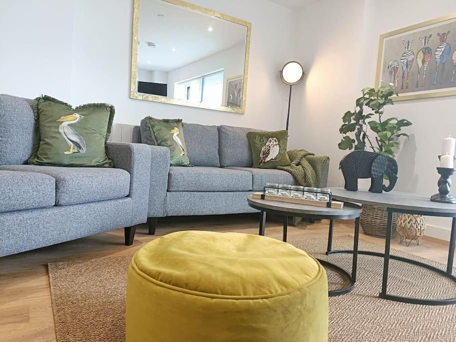 Snuggle - Riverside - Views Over Looking River Thames, Close To O2 Arena, Excel, Airport, Thames Clipper- River Boat Service, Woolwich Ferry, Onsite Parking, Twin Option Available