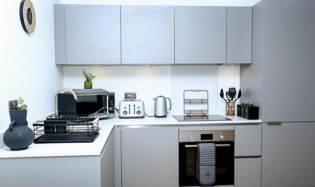 Snuggle - Riverside - Views Over Looking River Thames, Close To O2 Arena, Excel, Airport, Thames Clipper- River Boat Service, Woolwich Ferry, Onsite Parking, Twin Option Available * London