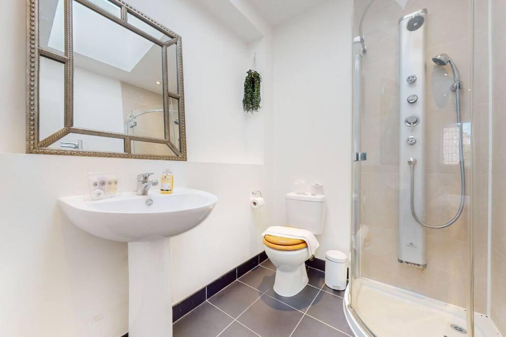 Lägenhet Spacious 2 Bedroom Flat With Garden In Acton