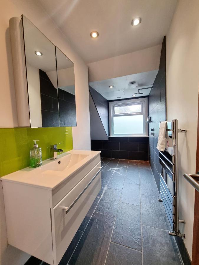 Bright Top Floor, 1 Bed In Great Location Londen