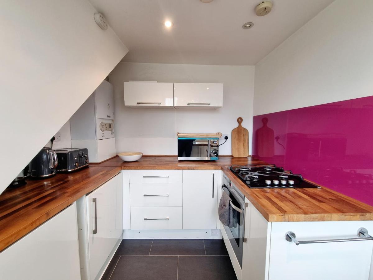 Bright Top Floor, 1 Bed In Great Location Londen