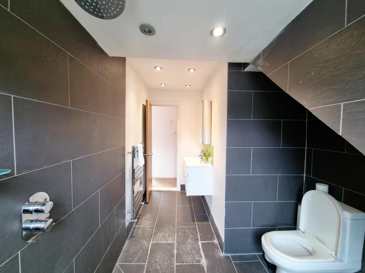 Bright Top Floor, 1 Bed In Great Location *