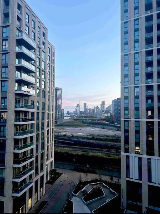 Apartment 2 Bed Close To Station With Parking London