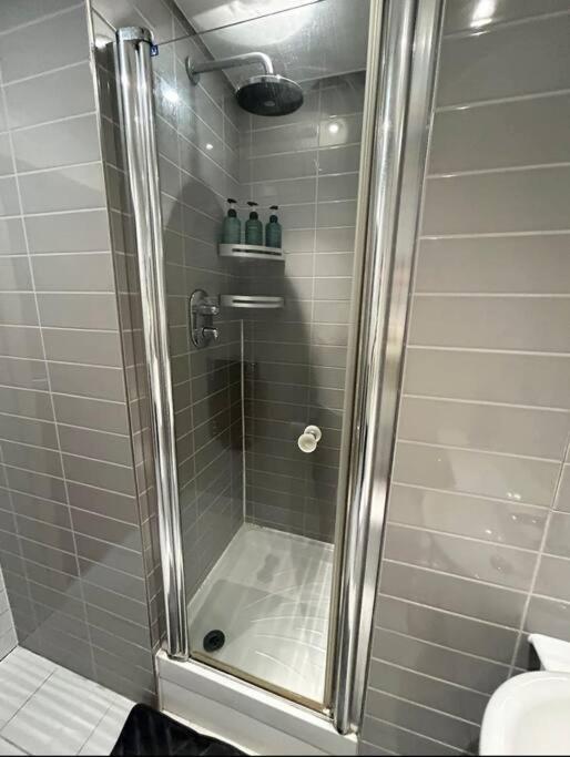 2 Bed Close To Station With Parking * London
