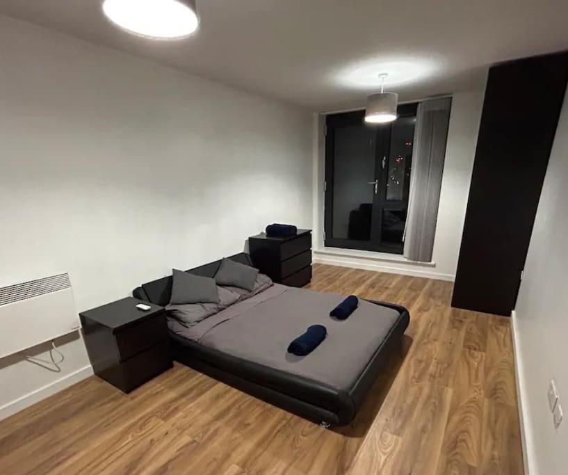 Apartment 2 Bed Close To Station With Parking *