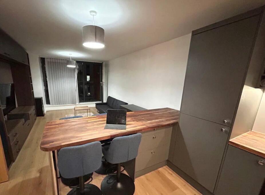 2 Bed Close To Station With Parking *