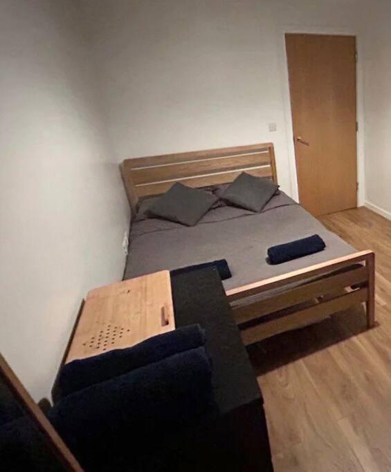 2 Bed Close To Station With Parking * London