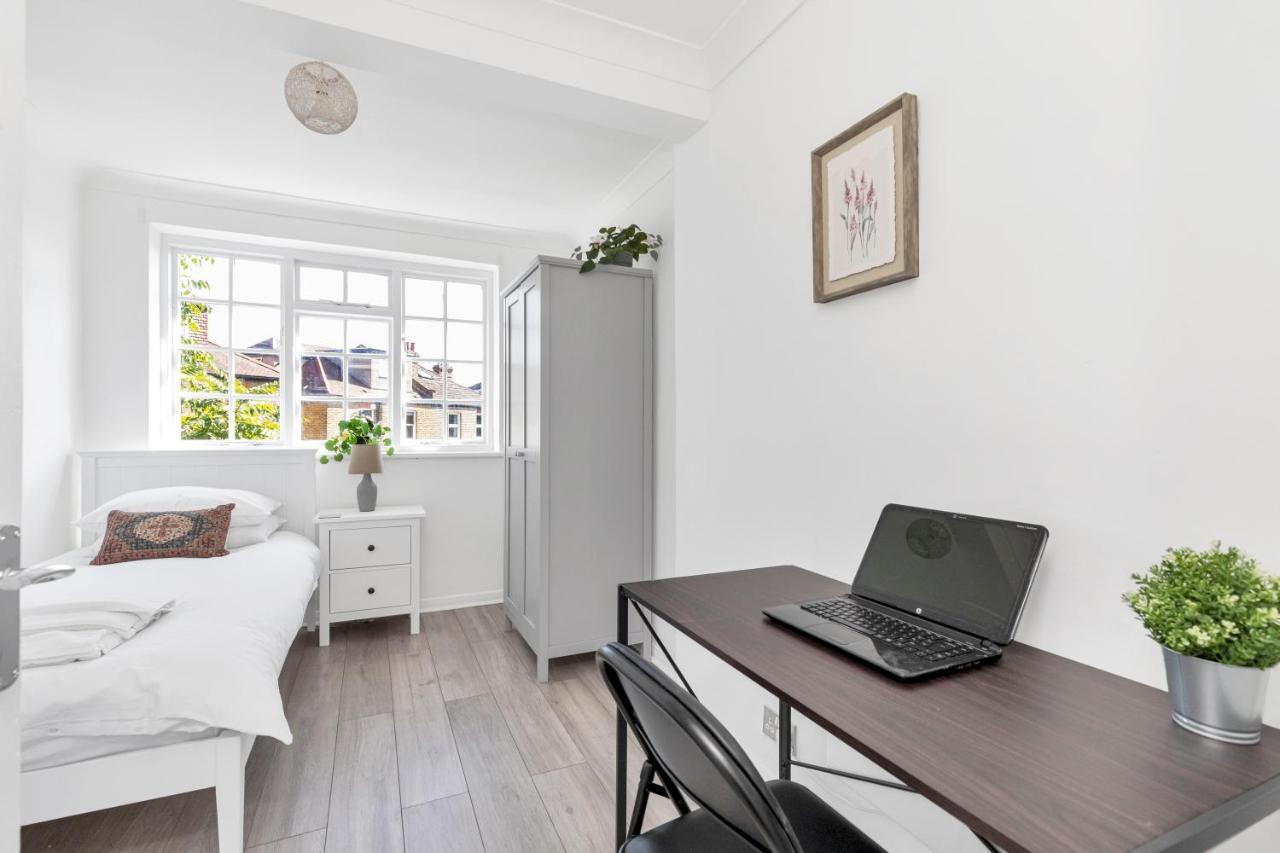 Appartement Modern Two Bedroom With Free Parking! Londen