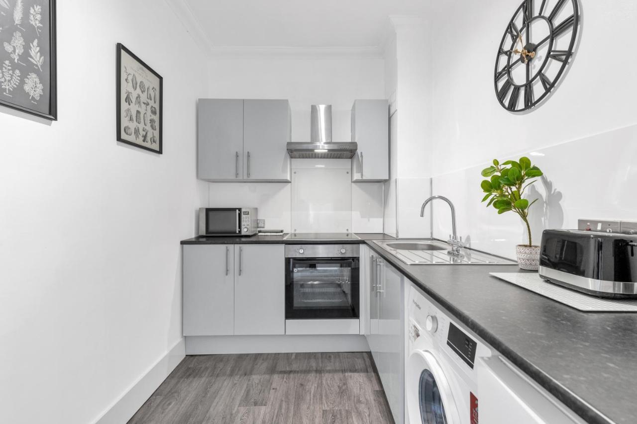 Modern Two Bedroom With Free Parking! Londen