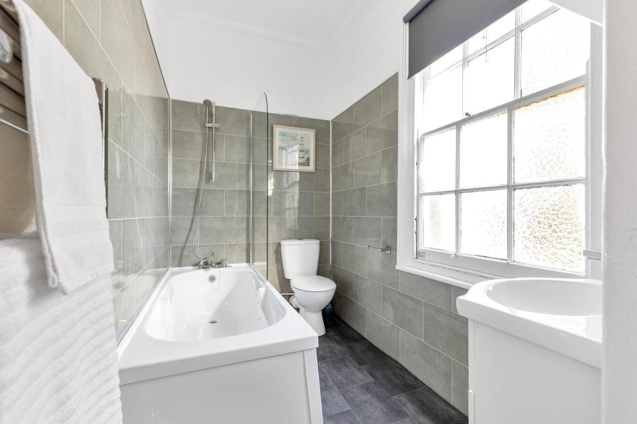 Modern Two Bedroom With Free Parking! Londen