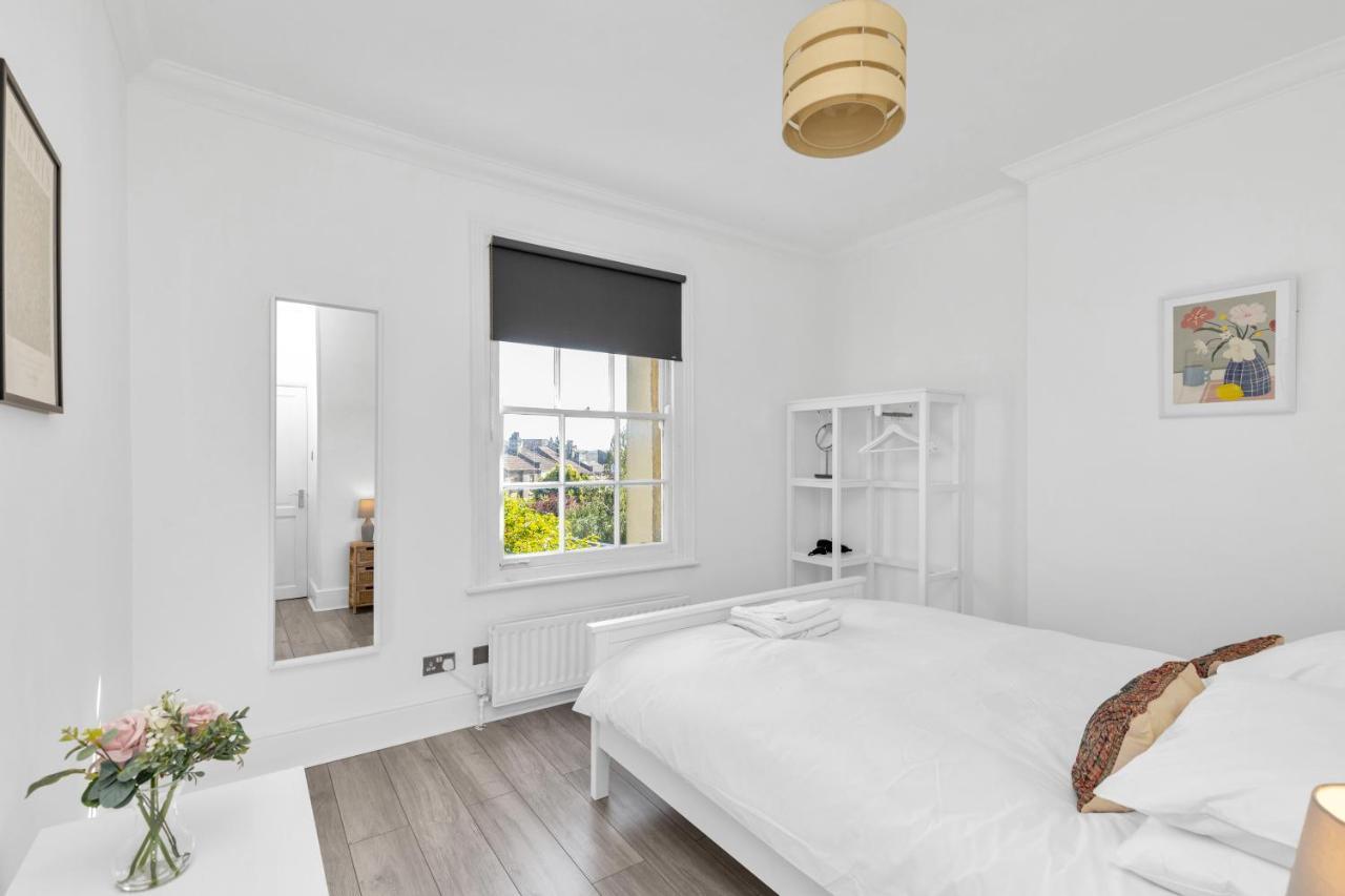 Modern Two Bedroom With Free Parking! Appartement Londen