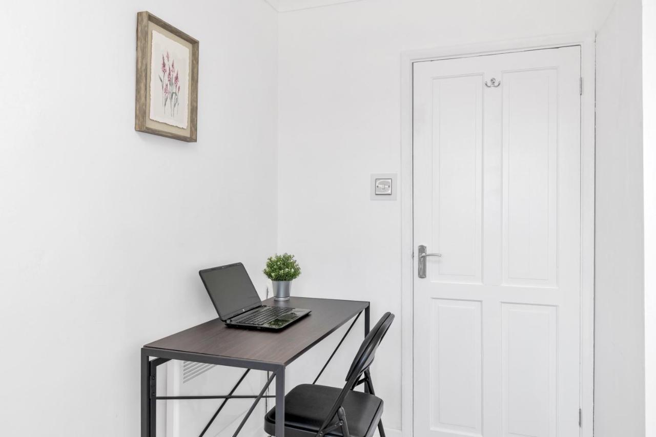 Appartement Modern Two Bedroom With Free Parking! Londen