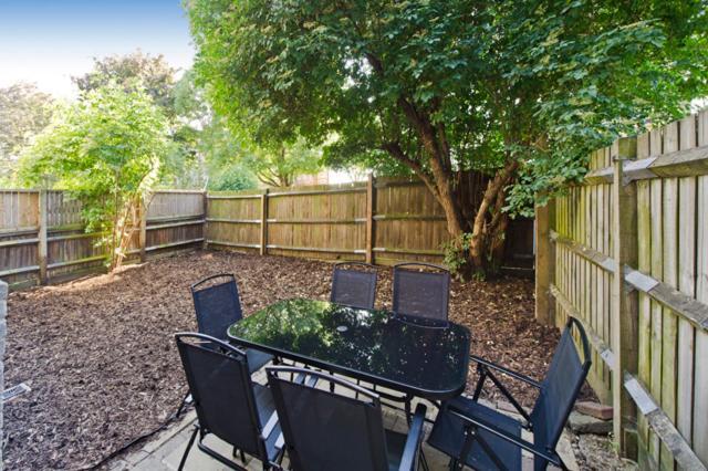 Joivy Spacious Apt With Private Yard In Notting Hill
