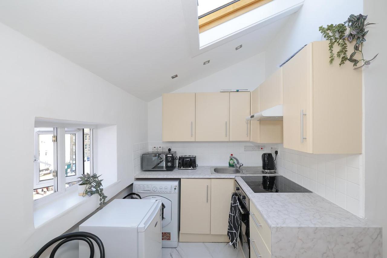 Cosy 1 Bedroom Floor On Edgware Road * Londen