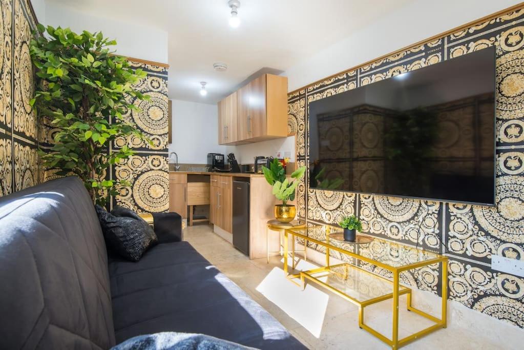 Lux Versace Pad Sleeps 10 Hot Tub, Cinema & Games Lejlighed London