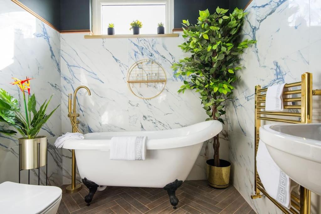 Lux Versace Pad Sleeps 10 Hot Tub, Cinema & Games Lejlighed London