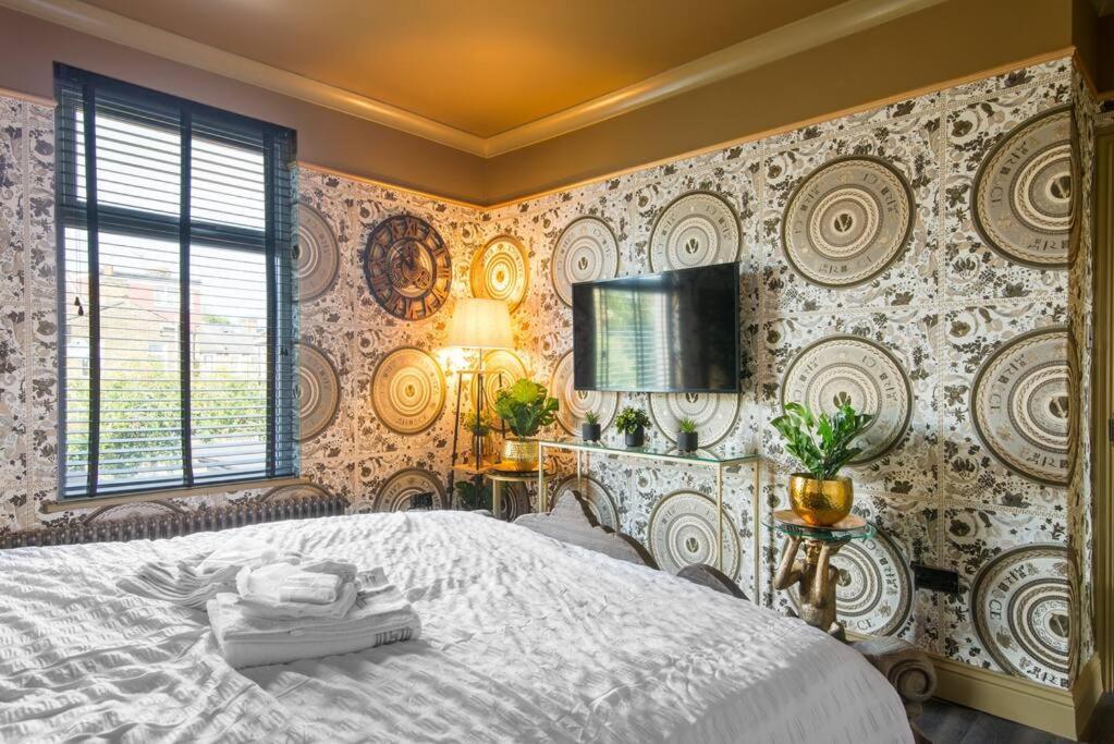 Lux Versace Pad Sleeps 10 Hot Tub, Cinema & Games Lejlighed London