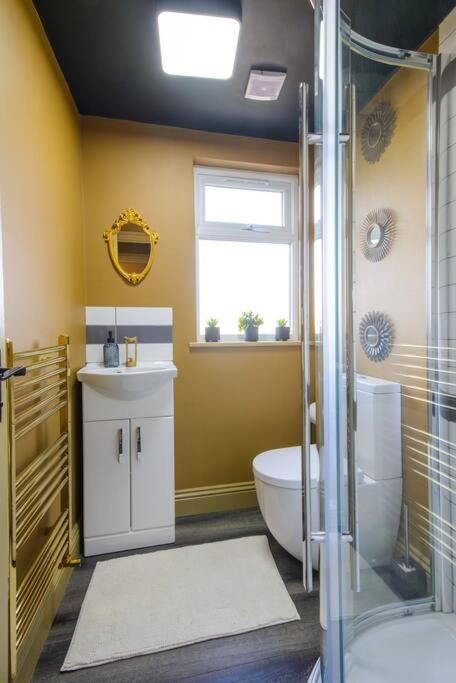 Lux Versace Pad Sleeps 10 Hot Tub, Cinema & Games Lejlighed London