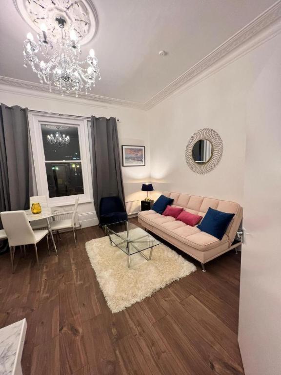 Iconic One Bed In Chiswick Lägenhet